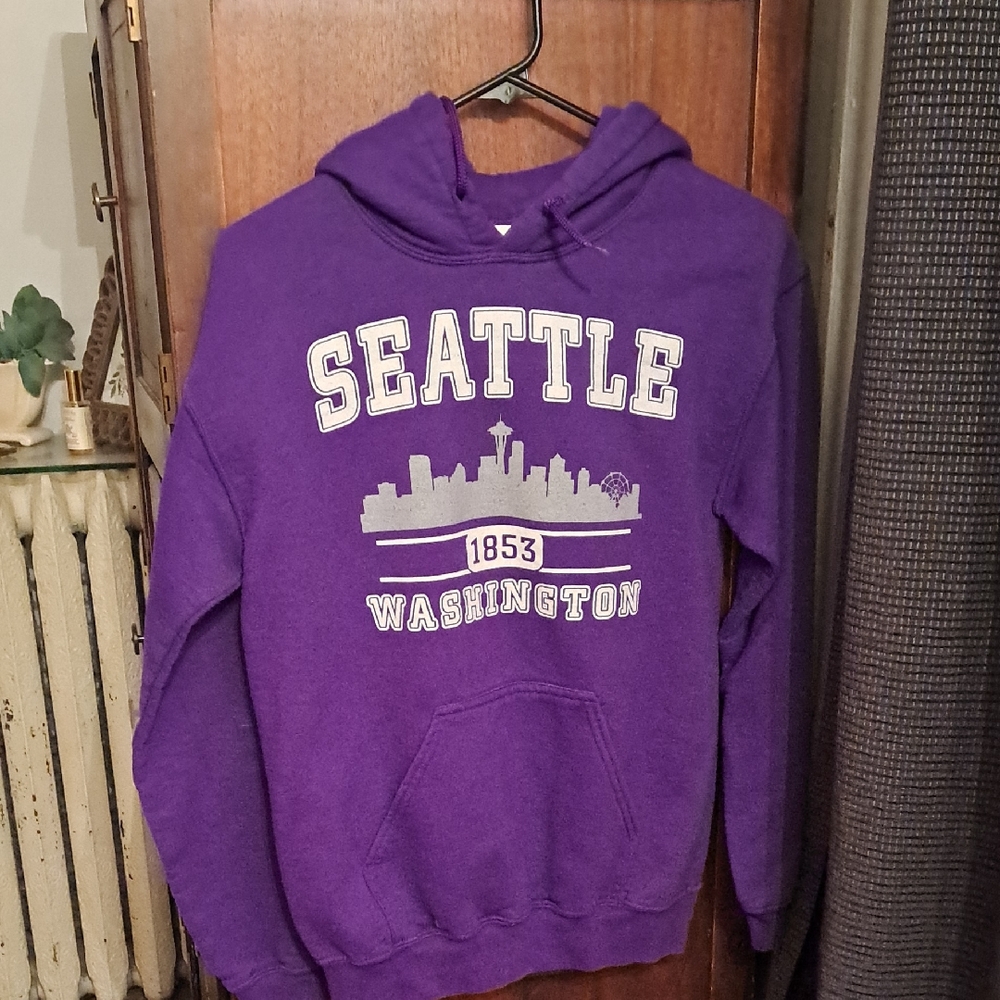 Gildan Size SmallHeavy Blend Purple Seattle Washington Hoodie